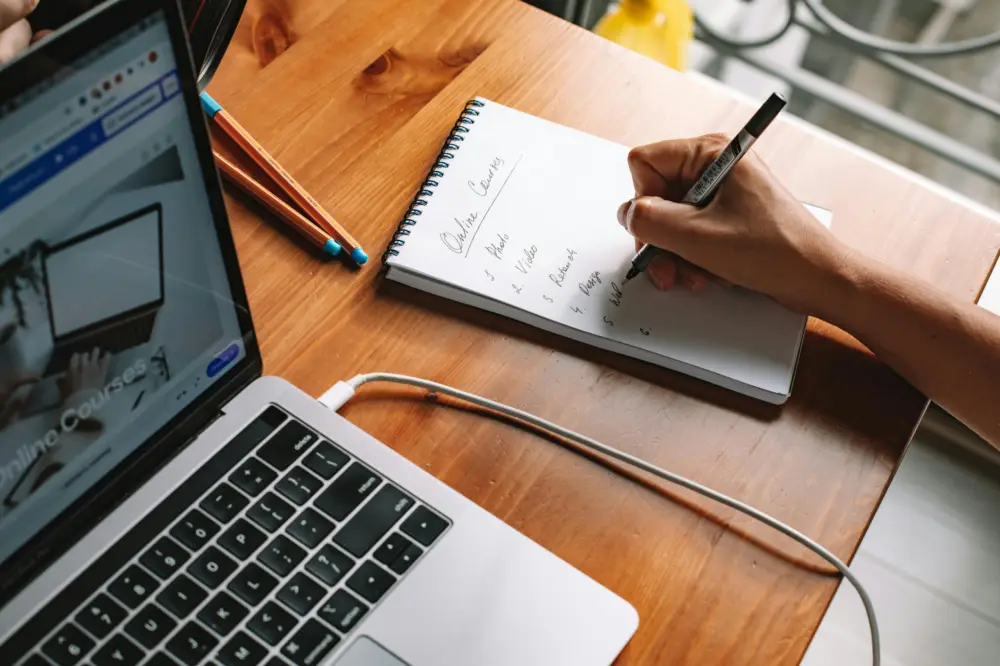 Diferencia entre certificados académicos y certificaciones laborales en un Concurso de Méritos