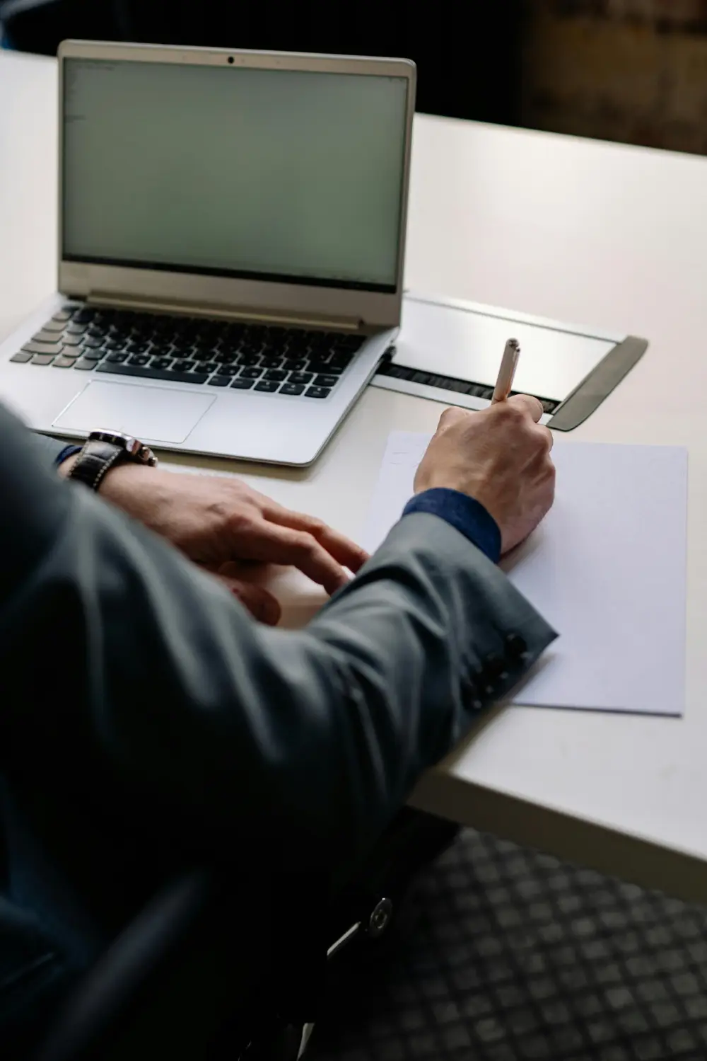 ¿Buscas tu primer empleo? Estas son las vacantes sin experiencia en la DIAN
