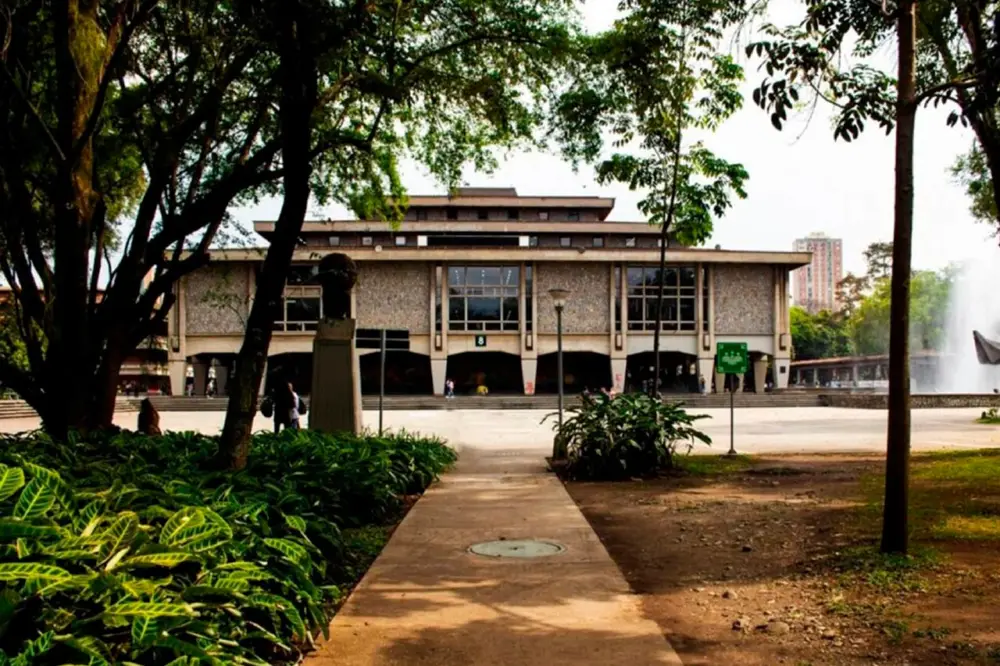 ¿Cuáles son las sedes de la Universidad de Antioquia y qué programas imparten?